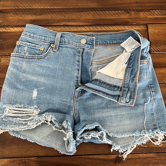 Levi’s shorts - Picture 2 of 4